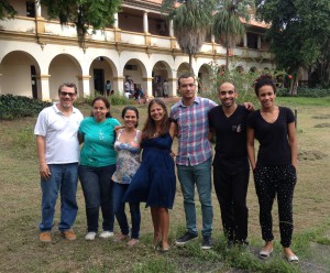 (Dir. à esq.) Luís Carlos Reis, professor titular; Veronica Cristina Lopes Menezes e Lívia da Rocha Natalino Monteiro, alunas de doutorado; Laura Vivas, pesquisadora da UNC e IIMMMF; André de Souza Mecawi, professor adjunto; Raoni da Conceição dos Santos , estudante de doutorado; e Viviane Felintro de Souza, discente de mestrado (Foto: PPGCF/UFRRJ).