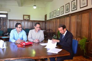 Os professores da Zamorano, Juan Ruano (esq.) e Luis Osorio, assinam convênio com a UFRRJ, representada pelo vice-reitor Eduardo Callado. 