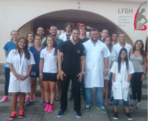 Professor Anderson Silveira (ao centro) e a equipe do Laboratório de Fisiologia e Desempenho Humano da UFRRJ (Foto: Divulgação)