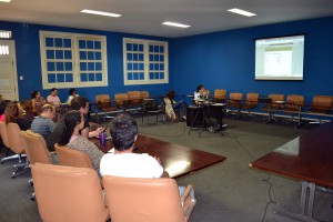 Servidores são apresentados a um novo modelo de sistema que visa integração entre setores da Universidade. (Foto: Caroline Feijó, CCS/UFRRJ)