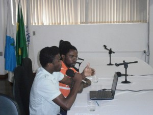 Estudantes haitianos, abordando questões de seu país