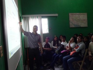 Palestra para estudantes e produtores rurais na associação de produtores de cana-de-açúcar da Usina Pujiltic, em Pujiltic, Chiapas.