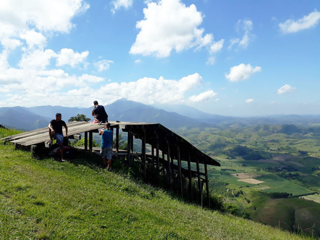 Verdejante. O Pico da Coragem, em Japeri, é uma das belezas naturais da Baixada,
que possui cerca de um terço do território verde da região metropolitana 