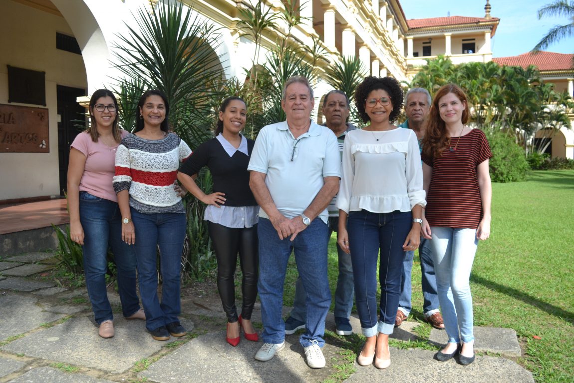 José Luiz Figueira (ao centro) e servidores da SAPG 