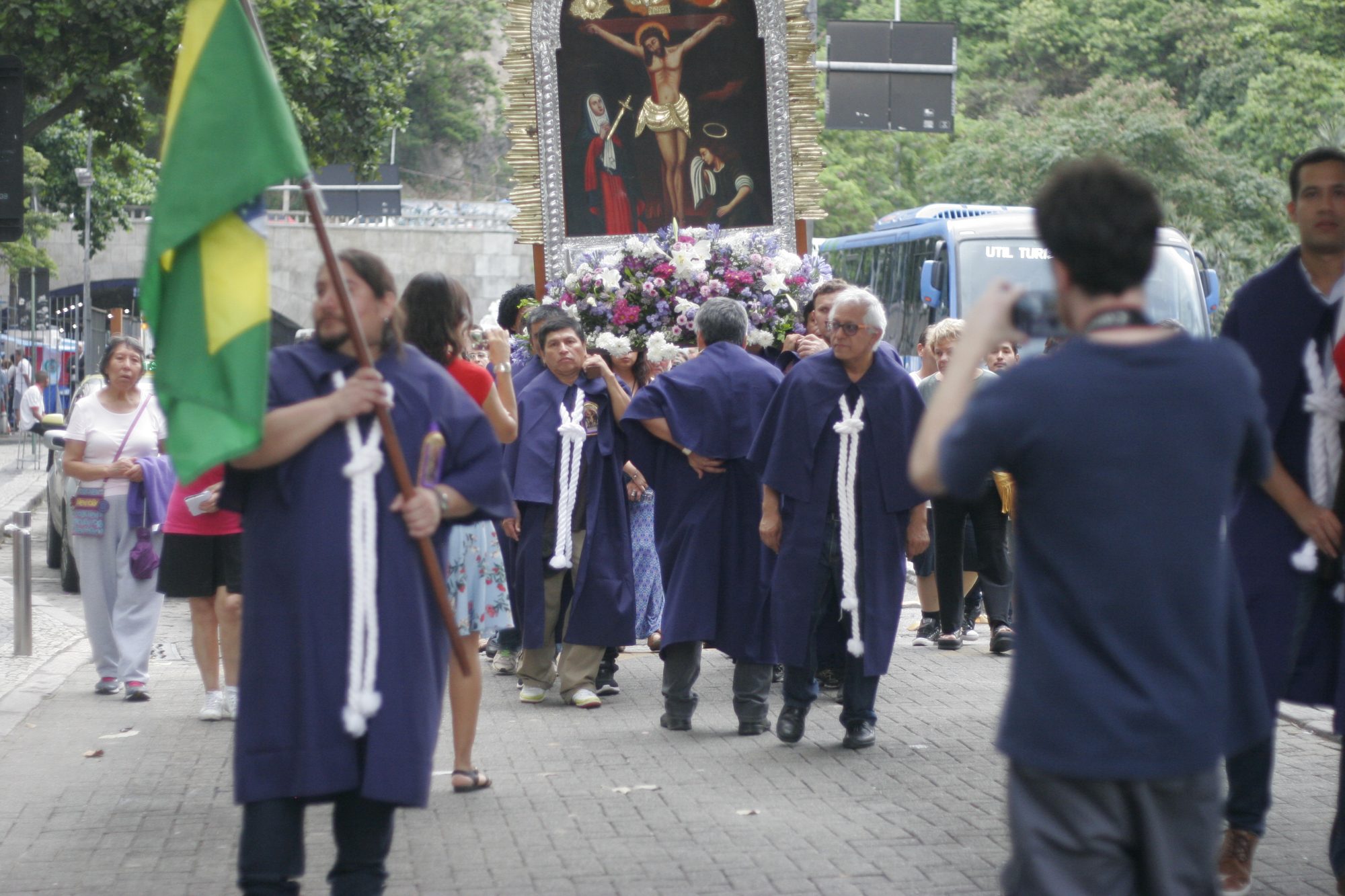 Procissão de aniversário de 25 anos da irmandade do Señor de los Milagros da comunidade peruana do Rio de Janeiro