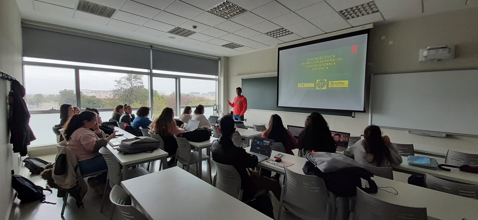 Professor Rodrigo Lema ministrando aulas na graduação