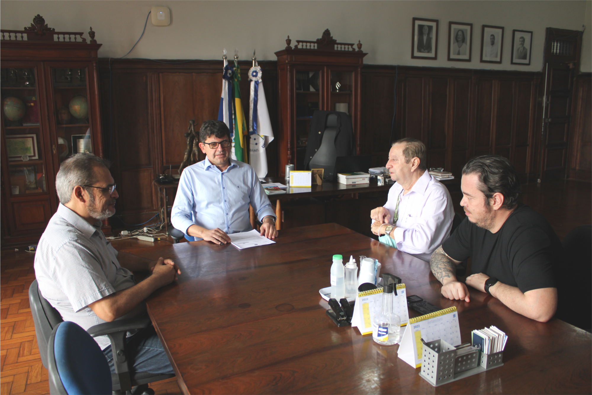 A partir da esquerda: professor José Luque, da Corin; o reitor Roberto Rodrigues; o presidente da Fapur, Armando Salles; e o secretário da Fundação, Fernando Brunner