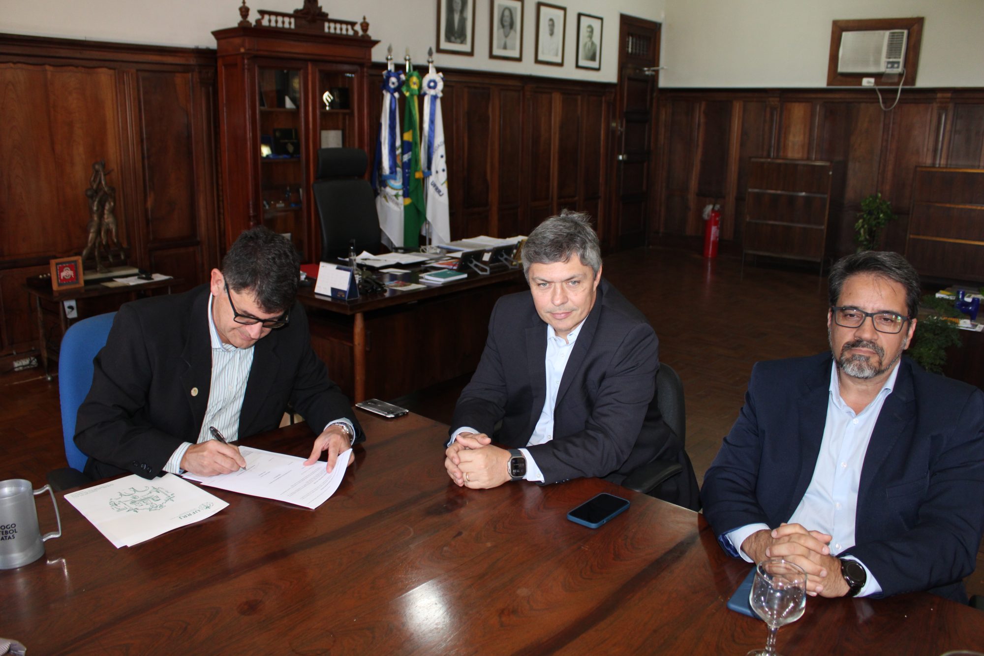 Reitor Roberto Rodrigues (à esq.) e o presidente do Proderj (ao centro) 