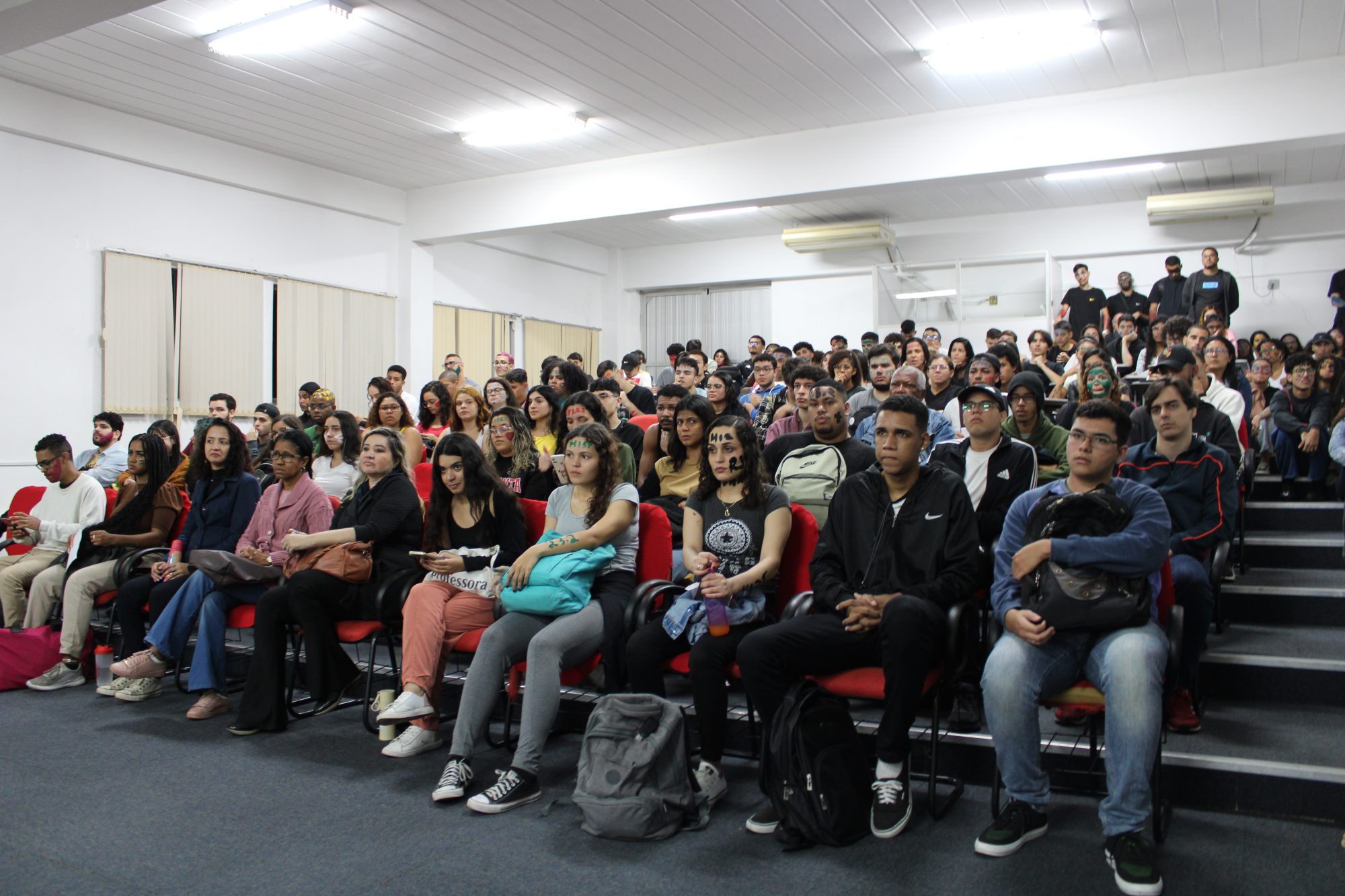 Alunos lotam auditório no câmpus Nova Iguaçu  (foto: Yasmin Alves)