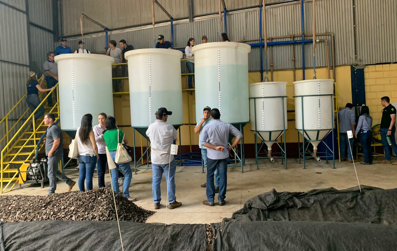 Biofábrica de fazenda participante do Projeto Regenera Cerrado, durante visitação.