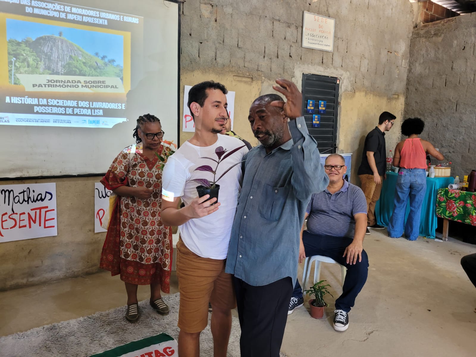 Gabriel Bastos, autor da tese, e Antônio Carlos da Silva, “Tonhão”, presidente da Associação da Comunidade Tradicional dos Camponeses de Pedra Lisa e Adjacências