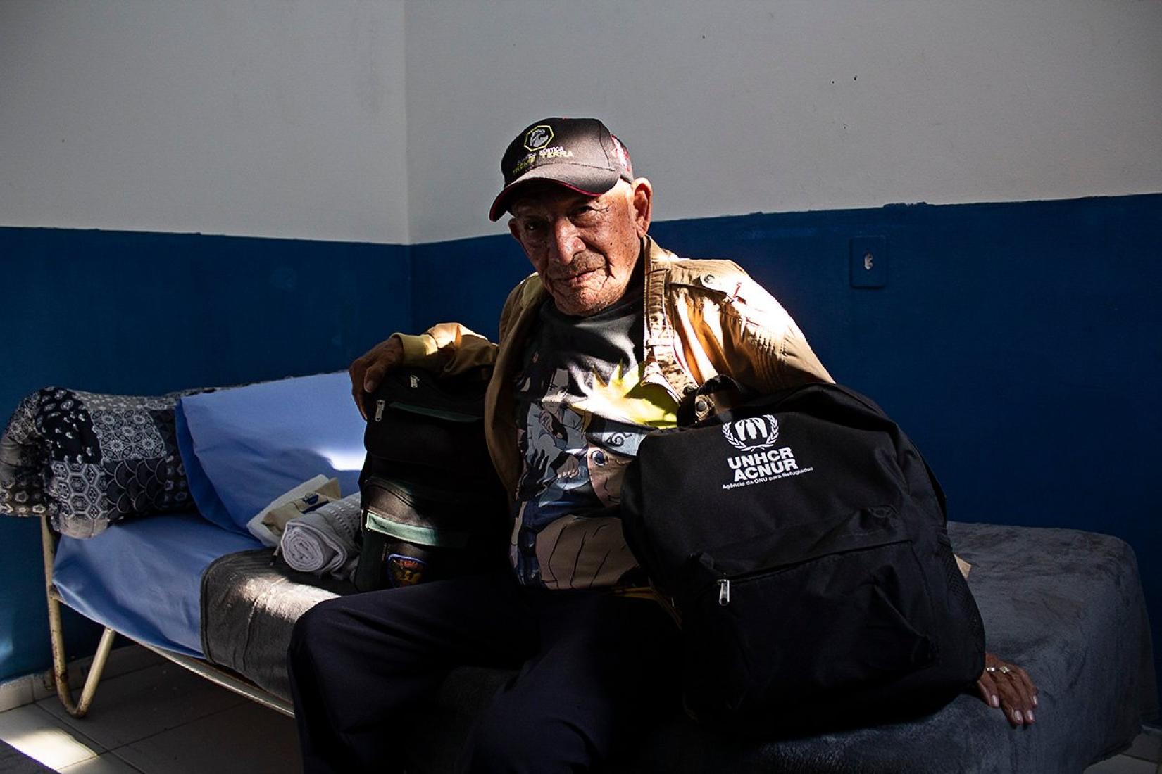 O venezuelano Jesus, de 78 anos, é acomodado em seu novo quarto na Casa de Acolhida do Imigrante Jardim Paraíso, em Nova Iguaçu (RJ).
Foto: © Luciana Queiroz/ACNUR