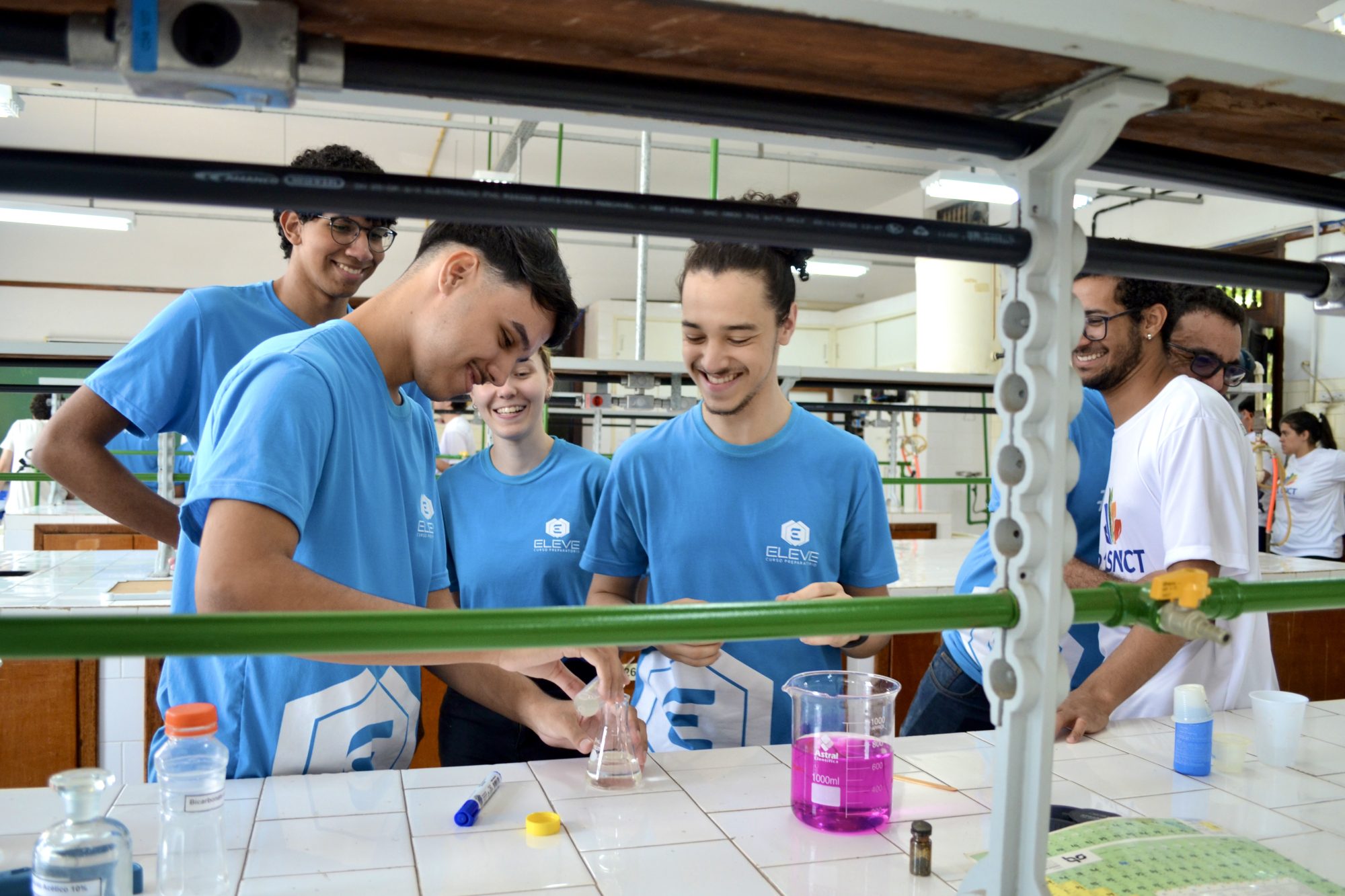 Alunos realizando o experimento “Camaleão” (foto: July Anne Santos)