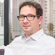 Fabio Koifman leciona nas graduações dos cursos de História, de Relações Internacionais e no Programa de Pós-Graduação em História da UFRRJ
