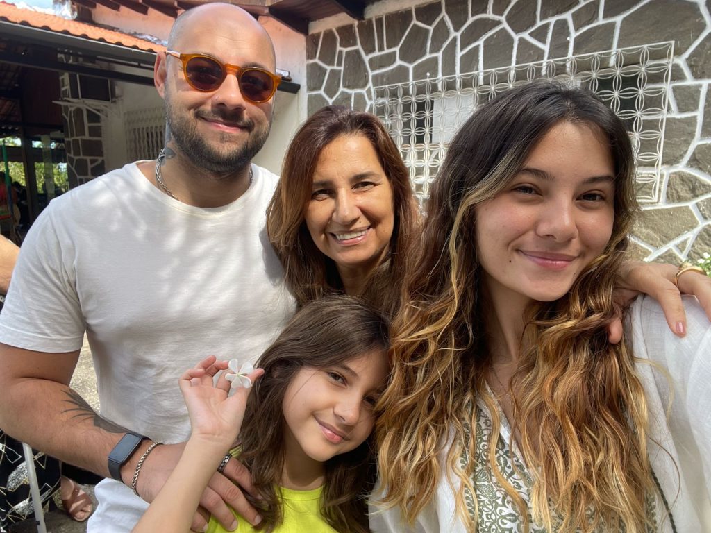 Profa. Miliane Moreira acompanhada dos três filhos (foto: acervo pessoal)