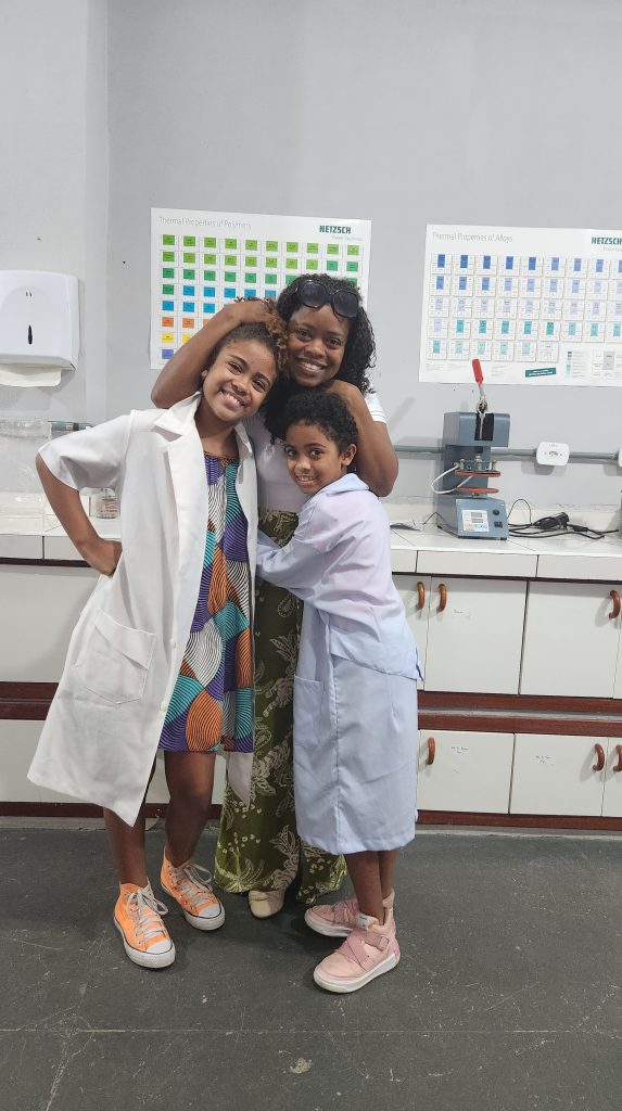 Profa. Roberta Medonça com as filhas no Lademat/UFRRJ (foto: acervo pessoal)