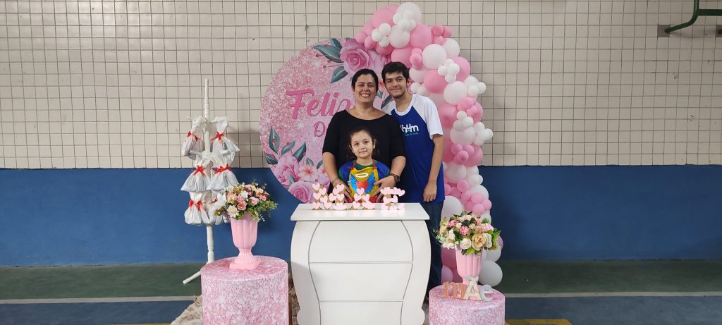 Profa. Thaís Azevedo acompanhada dos filhos (foto: acervo pessoal)
