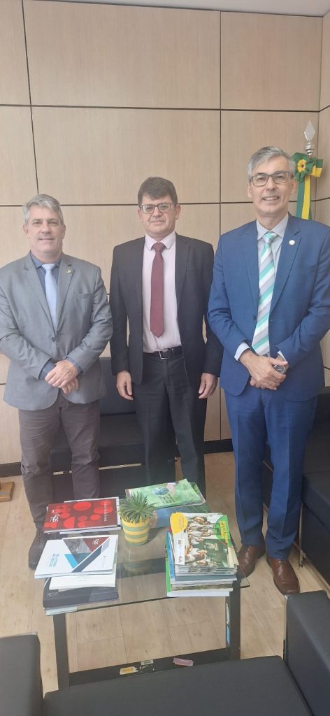 Reitor da UFRRJ (ao centro) se reuniu com Marcelo Bregagnoli e Claudio Alex Jorge da Rocha (foto: divulgação)