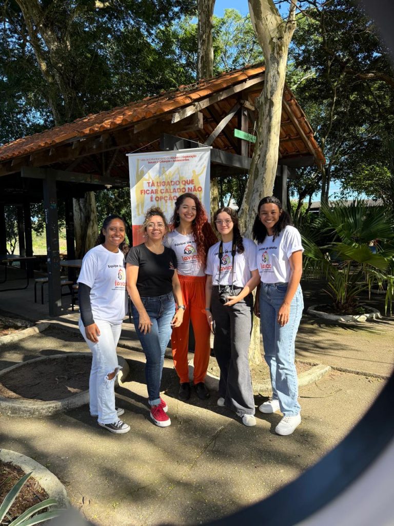 Estagiárias do Levica/UFRRJ acompanhadas da professora Ana Cláudia Peixoto (de blusa preta)