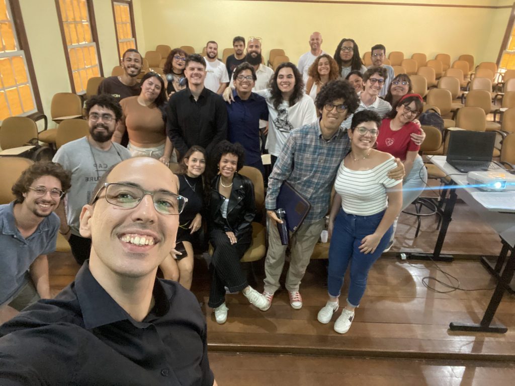 Foto com membros do grupo e assistência, após o II SACI Meeting