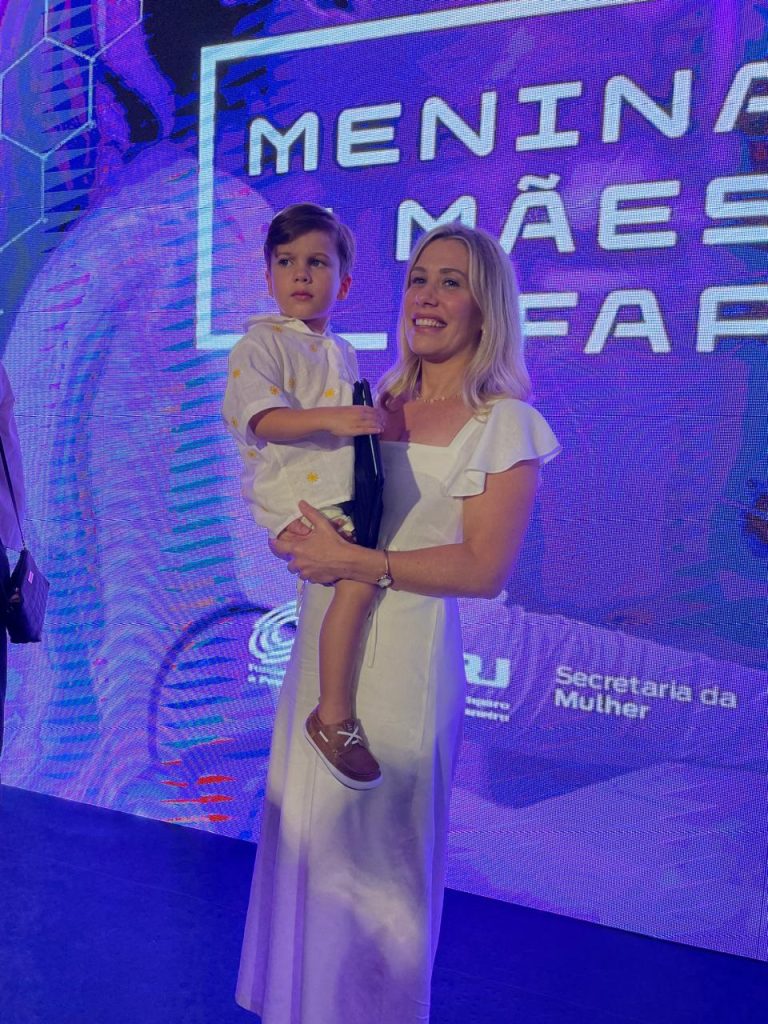 Profa. Mani Tebet acompanhada de seu filho (foto: acervo pessoal)
