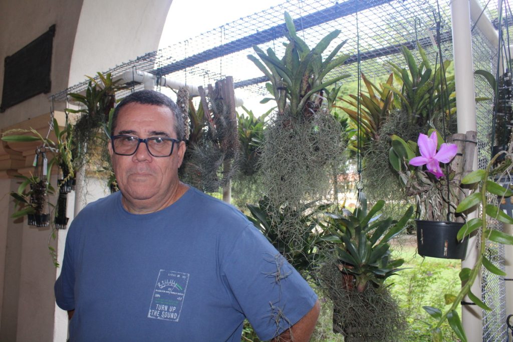 Carlos Roberto de Azevedo, colecionador de orquídeas e bromélias