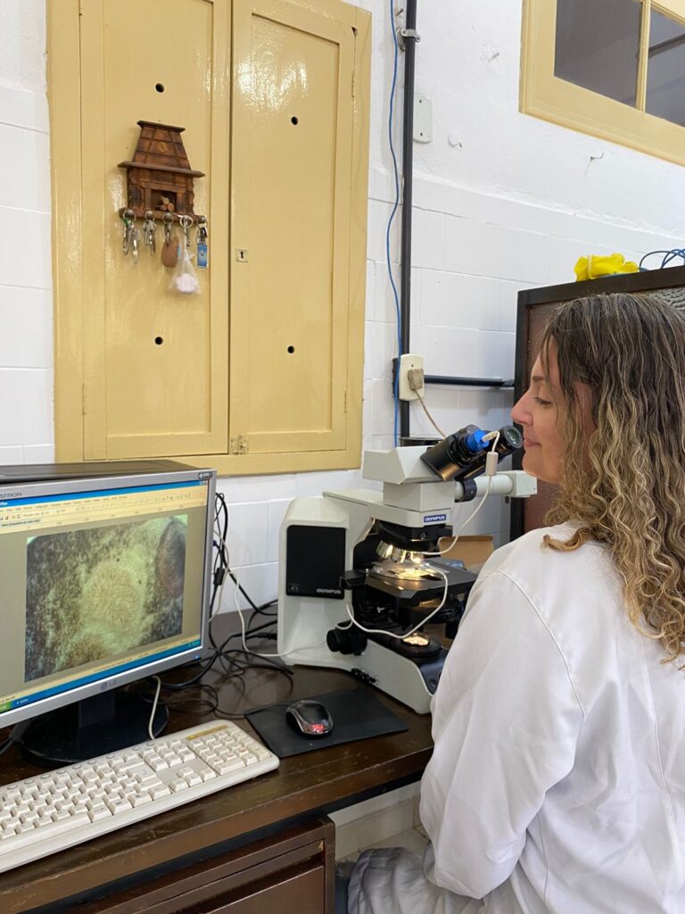 Taíssa Casanova: "A minha pesquisa é na área de ecologia parasitária. Trabalho com algumas espécies de peixes da família Sciaenidae, analisando a fauna parasitária desses hospedeiros, um estudo com foco em metacomunidade, fazendo também uma análise temporal dessas comunidades" (foto: acervo pessoal)