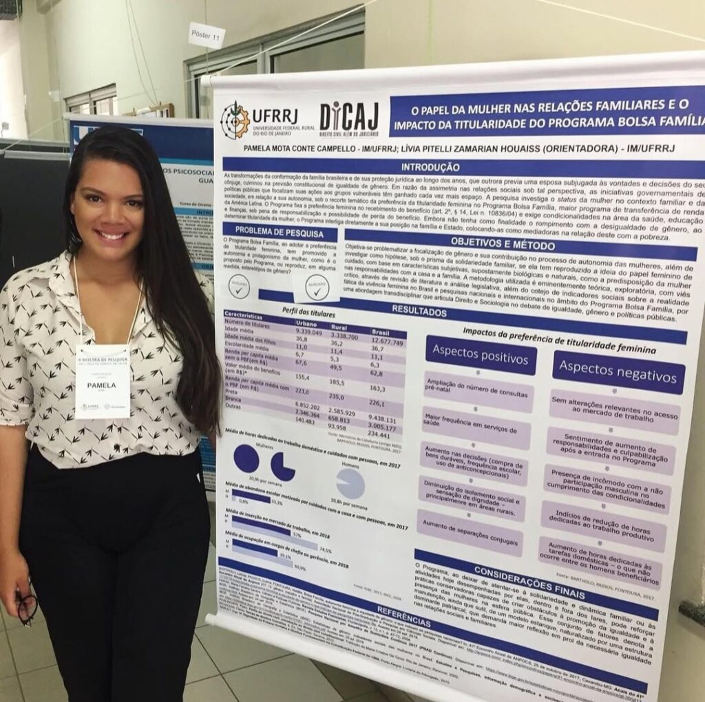 Pamela na Mostra de Pesquisa do curso de graduação em Direito da UFRRJ, em outubro de 2019: "Esse estudo da foto é um embrionário do que viria a ser a minha dissertação e que me rendeu, agora, o Prêmio Eduardo Suplicy"
