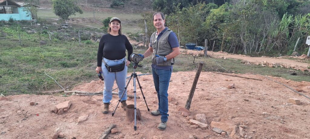 Equipamento geofísico instalado para medidas e equipe de campo (foto: divulgação Portal Gov.br)