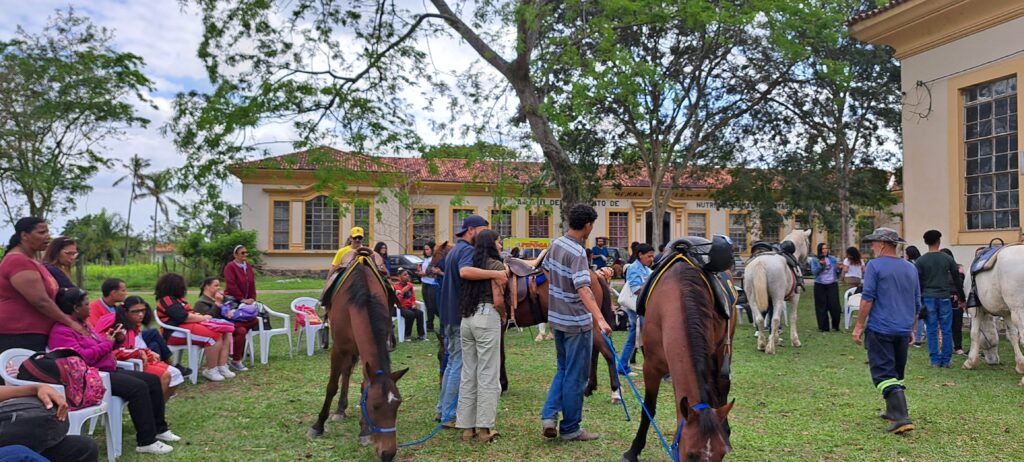 Estudantes da Escola Municipal Centro Municipal de Atendimento Educacional Especializado (CEMAEE) participam de atividades no câmpus Seropédica