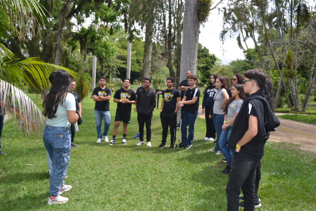 Alunos de diversos cursos da Rural participam da trilha imersiva no Jardim Botânico