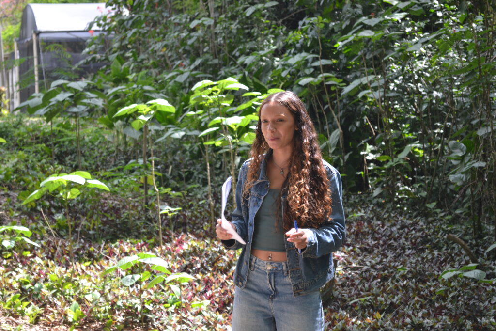 Deborah Jardim, uma das guias da tour pelo JB/UFRRJ