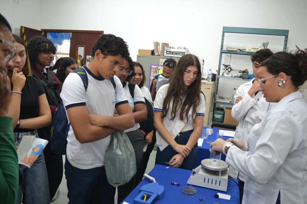 Alunos de diferentes instituições participando da ação interativa “Engenheiro Químico como Perito Criminal”