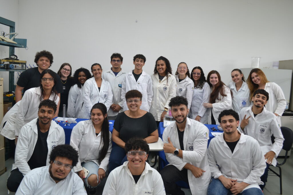 Professora Fabíola Oliveira da Cunha com estudantes de Engenharia Química