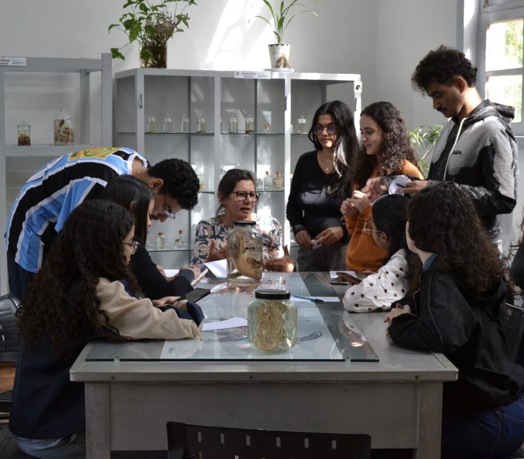 Guia e Professora de Medicina Veterinária Marilene Brito e seus alunos no Museu de Anatomia Patológica Carlos Tokarnia