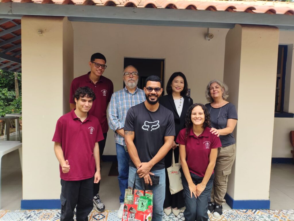Professora Soraya Almeida, professor Heitor Mothé e estagiários do Museu - Rodrigo Amorim, Breno Azeredo, Eduarda Carrnivali - ao lado da vice-cônsul e de seu assessor Rafael Rufino (de camisa preta). 