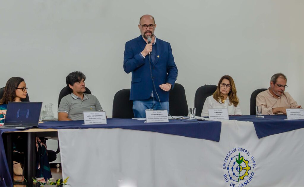 O vice-reitor da UFRRJ, César Augusto da Ros, conduz sua fala dando continuidade à cerimônia de abertura