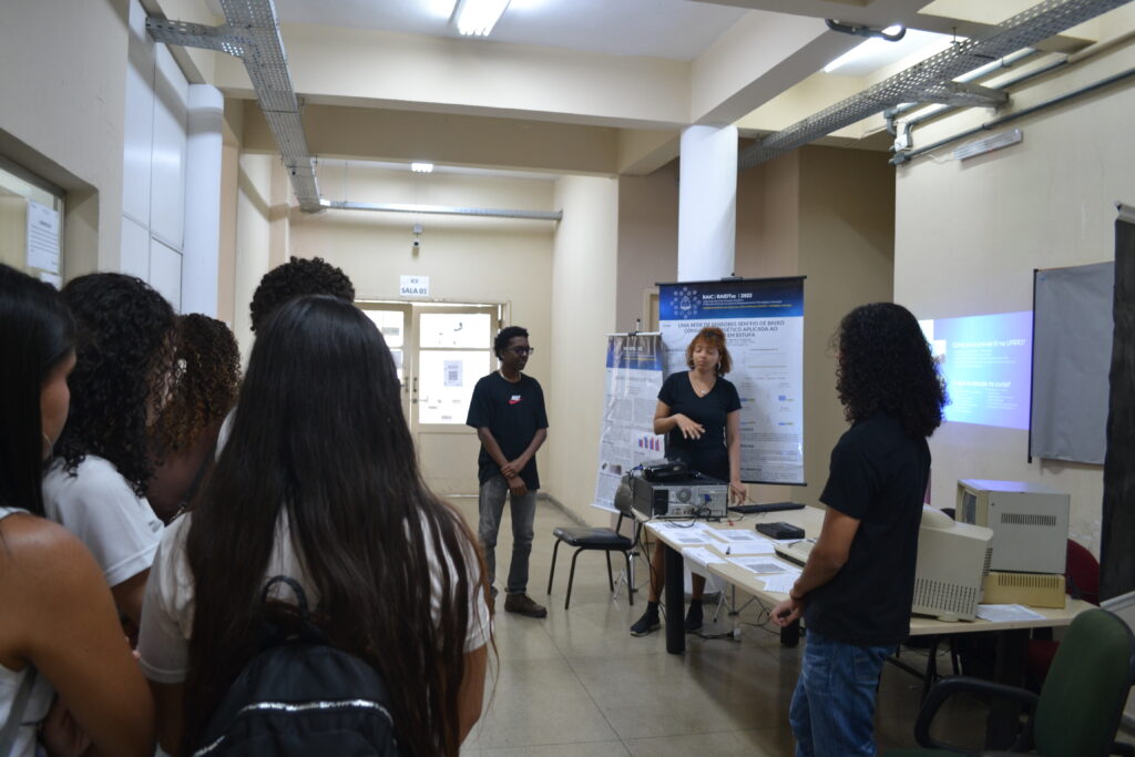 Graduandos em Sistemas de Informação apresentam o curso durante atividade da SNCT