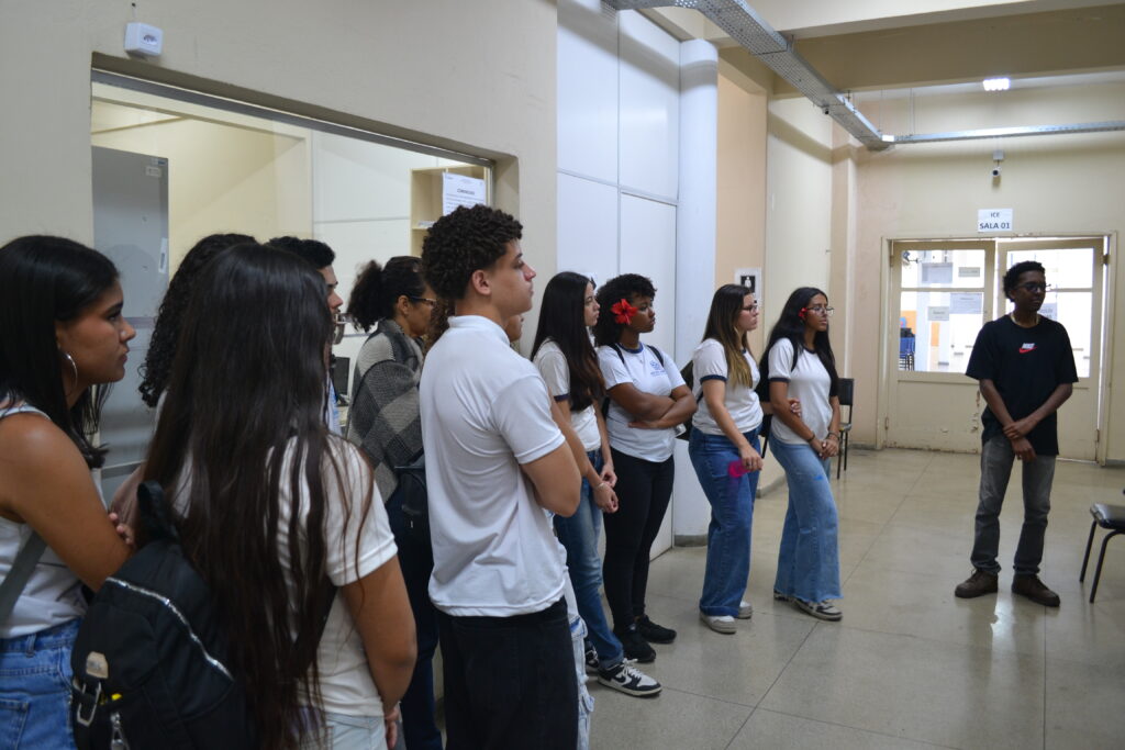 Alunos do ensino médio assistem apresentação sobre o curso de Sistemas da Informação 
