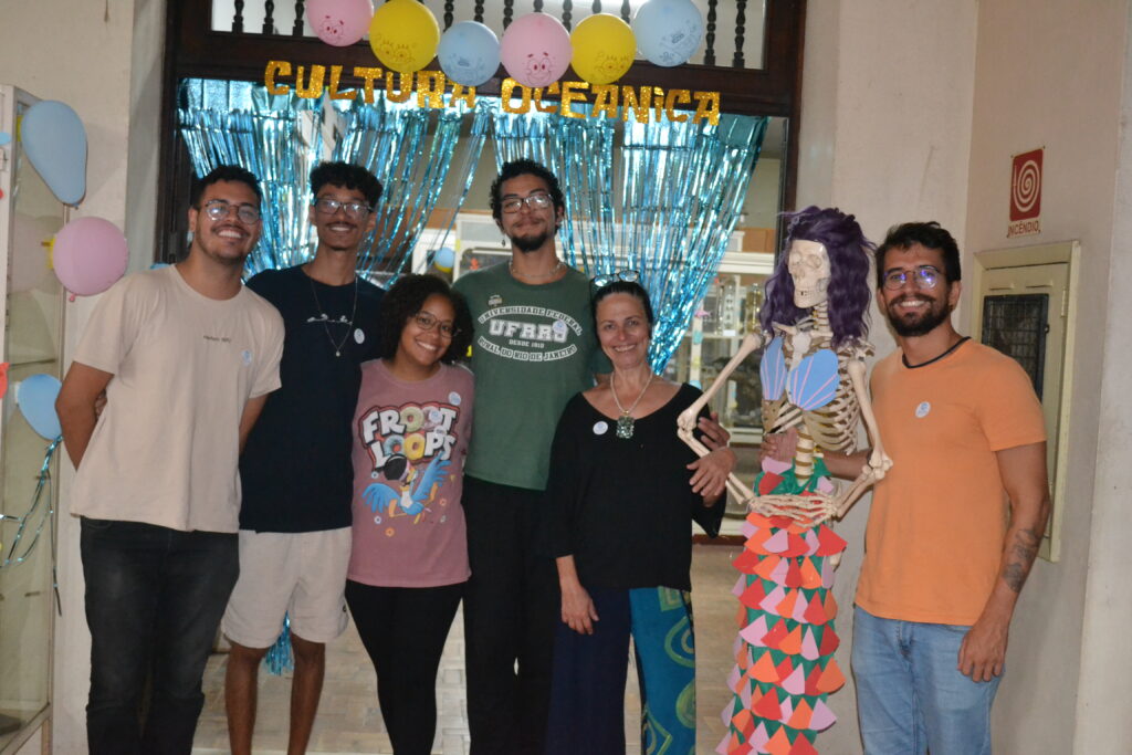 Professor André Padua (à direita) junto com integrantes da equipe do Museu