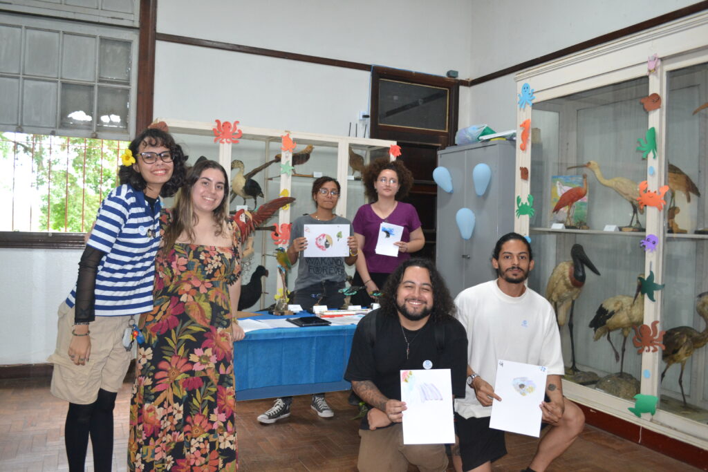Luiza Dias (à esquerda), professora Fernanda Guilherme Soares e participantes da oficina de ilustração artística
