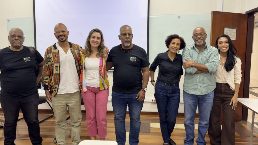 Professor Miguel Ángel García Velasco (ao centro) durante mostra de filmes afrocubanos na UFRRJ