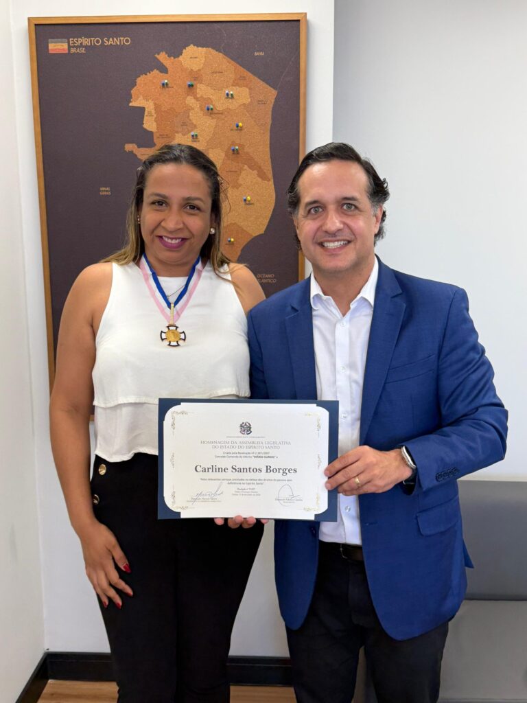 A professora Carline Borges com o deputado estadual Fabrício Gandini, autor da concessão da Comenda do Mérito Mário Gurgel 
