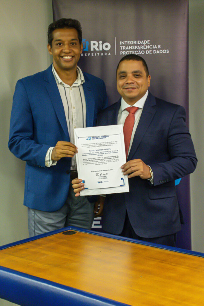 Rodrigo Henrique Luiz Corrêa (Secretário Municipal de Integridade, Transparência e Proteção de Dados - SMIT) e Rafael Moraes da Silva (conselheiro reconduzido, servidor técnico-administrativo e pesquisador do GEMTE/UFRRJ)