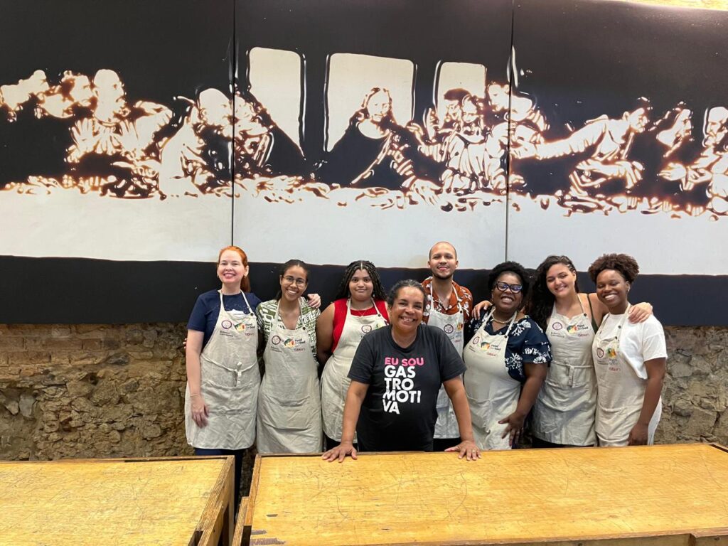 Professora Elga Batista (à esquerda) acompanhada dos estudantes da UFRRJ e da cozinheira Cláudia Queiroga (ao centro) 