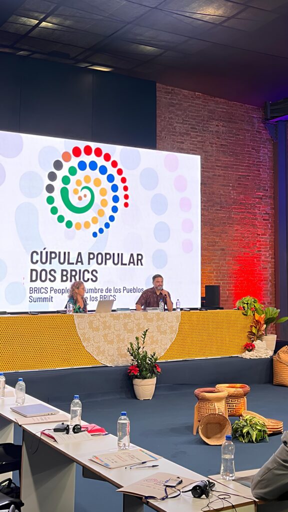 Professora Ana Garcia ministra aula pública no primeiro dia da Cúpula Popular do BRICS