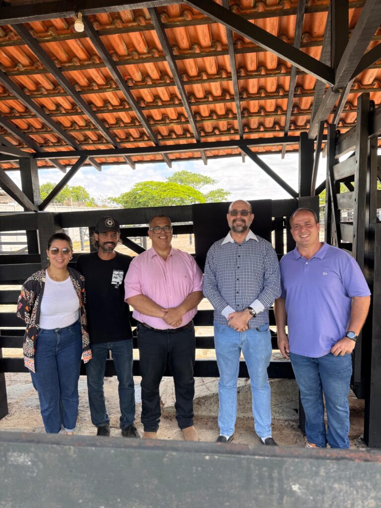 Momento da inauguração da placa (da esq p/ direita): Sabrina Luzia Gregio de Sousa, vice-diretora do IZ/UFRRJ; Vinícius Carvalho, vice-coordenador da Copiepe; Nivaldo Sant' Ana, diretor do IZ; César Da Ros, vice-reitor da UFRRJ; e Bruno de Souza, coordenador da Copiepe.