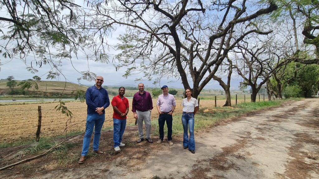 Os diretores do Departamento de Estruturação de Soluções Imobiliárias e de Requalificação Urbana do BNDES, Leonardo Campos, Luiz Raul Delgado de Andrade e Gabriela Carvalho, participaram de atividade de campo na UFRRJ, acompanhados do vice-reitor César Da Ros e do pró-reitor adjunto Marlucio Barbosa (foto: João Madruga)