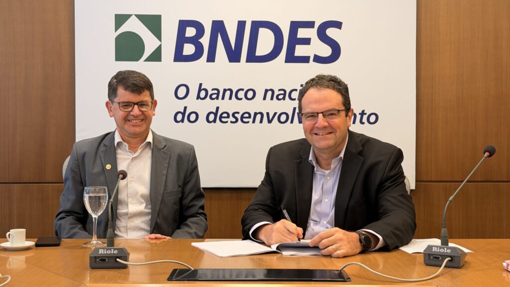 Reitor Roberto Rodrigues e o diretor de Planejamento e Relações Institucionais do BNDES, Nelson Barbosa (foto: divulgação BNDES)