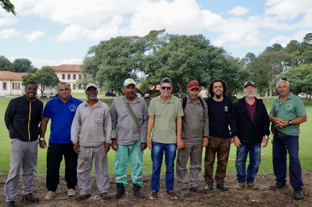 Equipe da Coordenação de Conservação de Parques, Jardins e Paisagismo da UFRRJ 